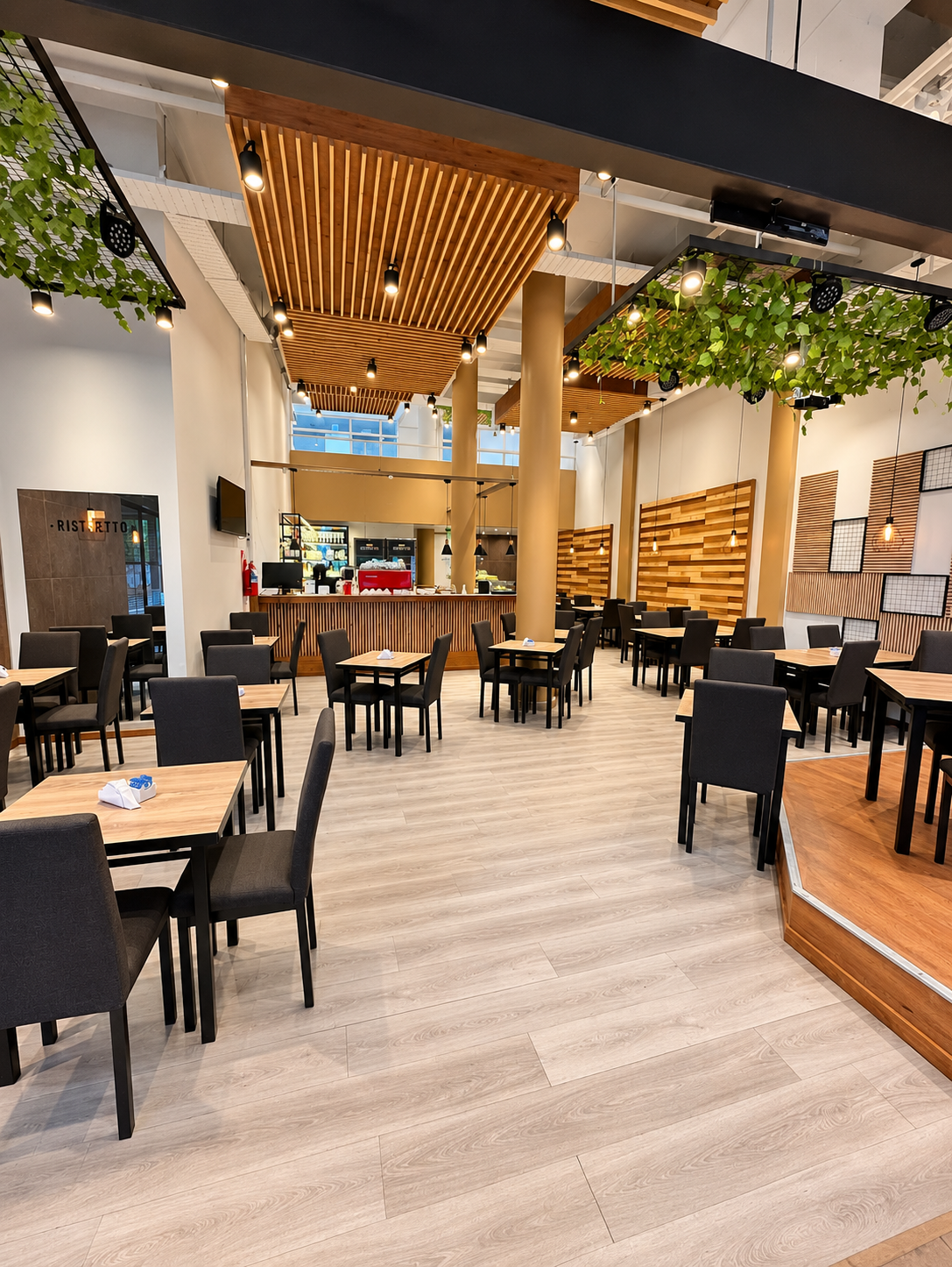 Salón listo para recibir gente en Ristretto